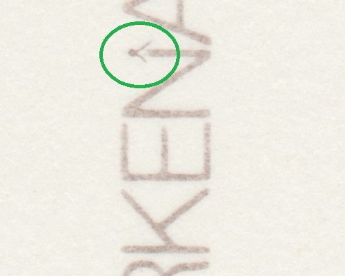 erstes N in der senkrechten Schrift beschädigt